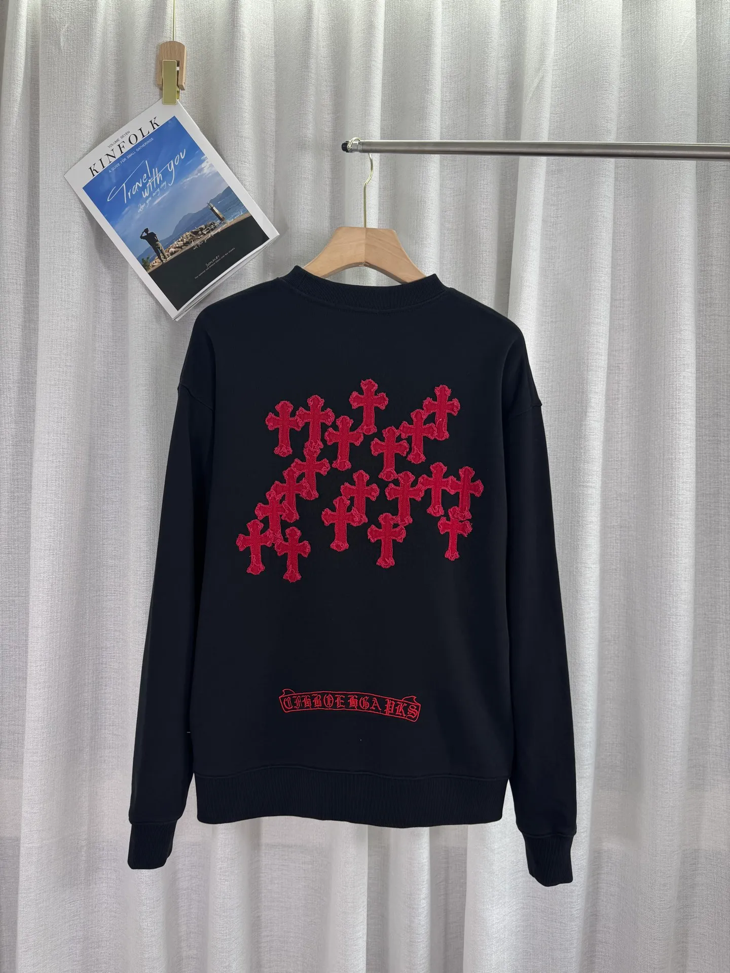 P260 top version, real shot without P, ​​different from market currency) 𝗖𝗵𝗿𝗼𝗺𝗲 𝗛𝗲𝗮𝗿𝘁𝘀/Cro Heart 2025 washed patch embroidery autumn and winter new original single counter American laser burnt 3D three-dimensional color embroidered couple casual sweatshirt 👑The highest version! Customized fabric 420g tripe terry fabric! American acid-washed and distressed original fabric laser burnt ✟appliqué embroidery and exquisite embroidery of letters! The best-selling model in the counter, very comfortable to wear. Accessories: original molded and authenticated collar label➕100% silk wash label. Genuine purchase-grade original hangtag➕matching hanging rope➕3D hanging beads➕original packaging bag. Craftsmanship: The original version has consistent wiring! The highest version of the armhole matching technique! Color: White Black Size: S M L XL Style: 25-325